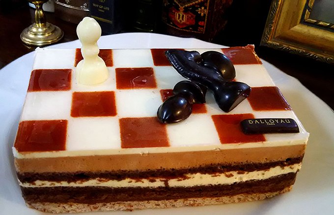 チェス盤を模した大人リッチなケーキは 特別な方へ贈りたい