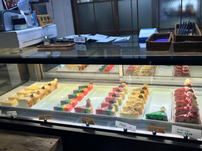 学芸大学駅の古民家カフェで見つけた 鮮やかレインボーカラーのチーズケーキ Ippin イッピン