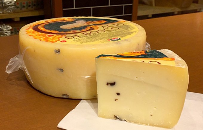 大きめトリュフが刻み込まれたチーズ専門店フェルミエの贅沢チーズ！