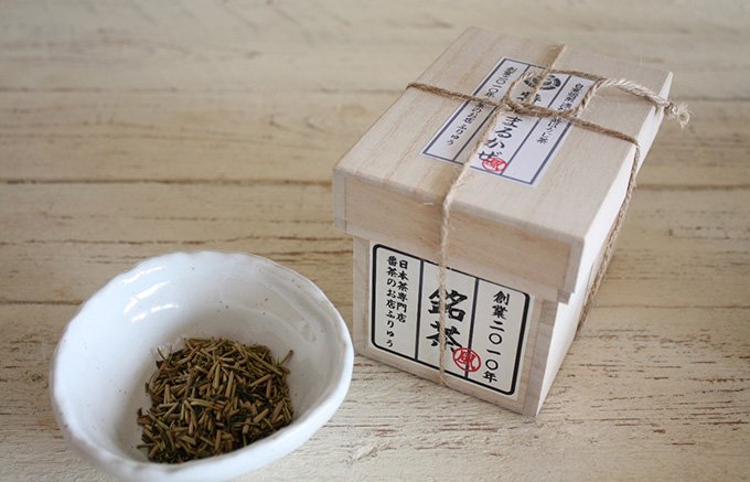 小さな茶箱に炒りたてを入れる、月に1度の予約販売ほうじ茶「まるかぜ」