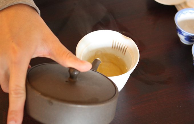 小さな茶箱に炒りたてを入れる、月に1度の予約販売ほうじ茶「まるかぜ」
