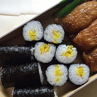 大阪寿司だが、稲荷と海苔巻きの“助六”も旨い！巣鴨の「八千穂寿司」
