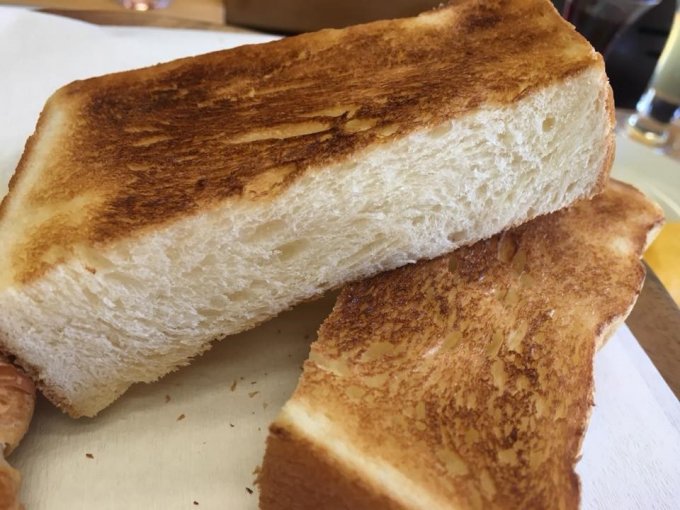 幻の食パン？！『エコーベーカリー』の柔らかすぎて厚切りにしか出来ないトースト