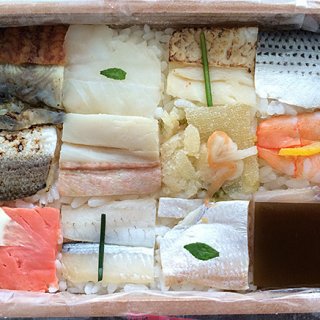 金沢の近江町市場でしか買えない目にも美しい舟楽の箱寿司