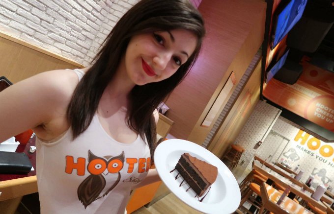 隠れた絶品スイーツ！Hootersで愛を深める「チョコレートケーキ」