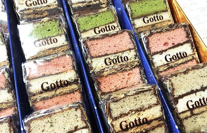 食感の異なる三層が味わえる気仙沼の有名菓子「ゴット」
