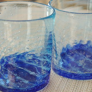 沖縄の海を感じさせる深い青色が印象的な琉球ガラス