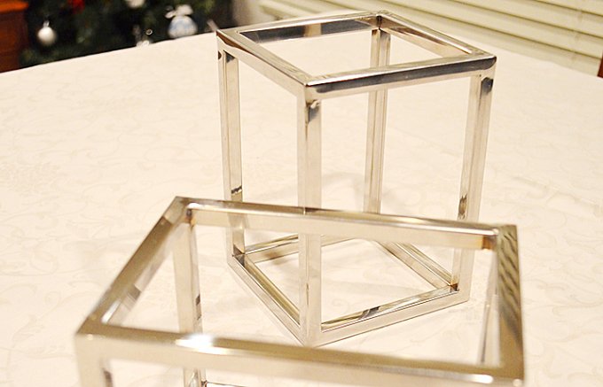 テーブルを3Dに！華やかなテーブルを演出する縁の下の力持ちステンレスライザー