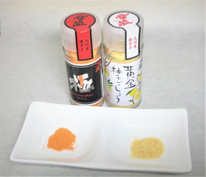鍋の季節には欠かせない九州産唐辛子を使用した辛蔵の「極」と「黄金柚子ごしょう」