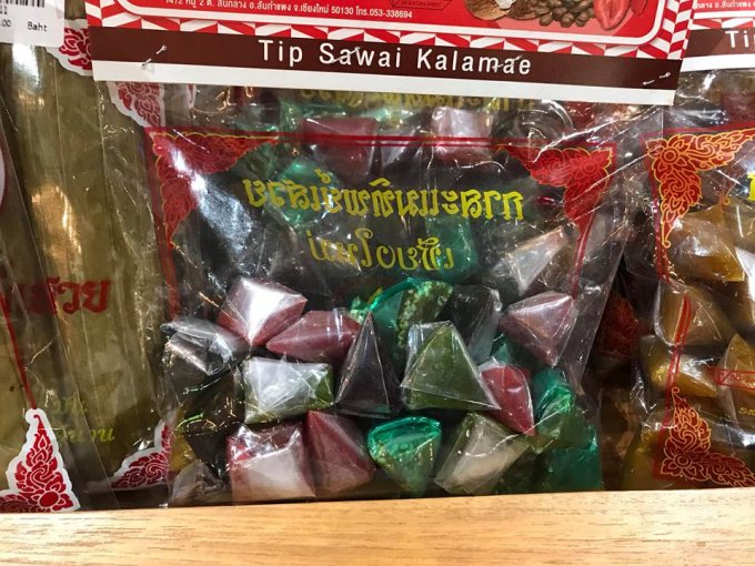 タイならではのココナッツ風味豊かな、モチモチしたお菓子「カラメー」