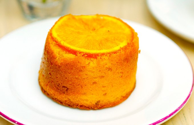 ミュージアムカフェで味わう英国クラシックケーキ「オレンジ&プラムケーキ」
