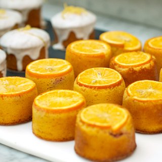 ミュージアムカフェで味わう英国クラシックケーキ「オレンジ&プラムケーキ」