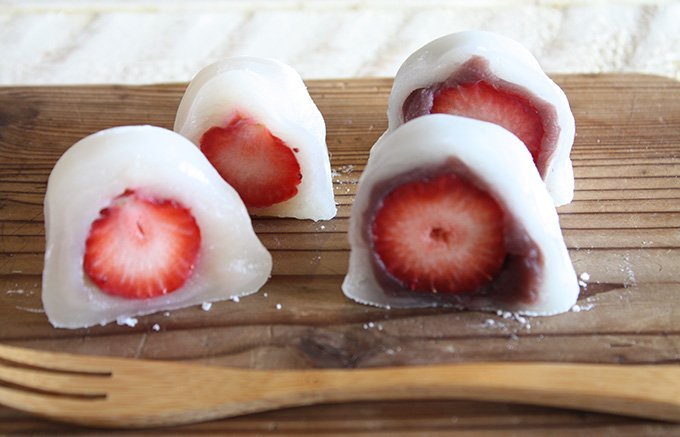 ジューシーな苺が美味しい！旬の苺がまるごと包まれた絶品「いちご大福」