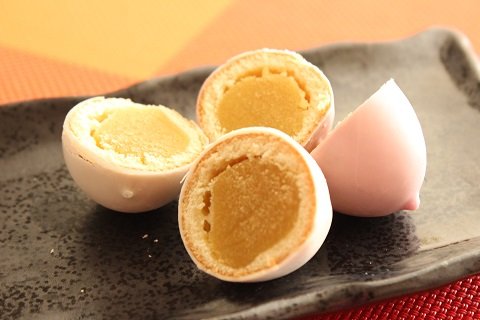 kamome no tamago, kamome no tamago, best luxury japanese desserts, luxury Japanese desserts, best Japanese snacks, exotic japanese snacks, hard to find japanese snacks, hard to find japanese snacks online, exotic japanese snacks online, exotic japanese snacks worldwide online, kamome no tamago buy online, seagull's egg dessert, seagull's egg dessert online, japanese egg shaped dessert,