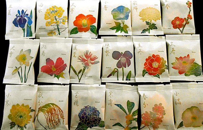 日本の四季を二十四種の和花で愛でる「銀座あけぼの」のおかき