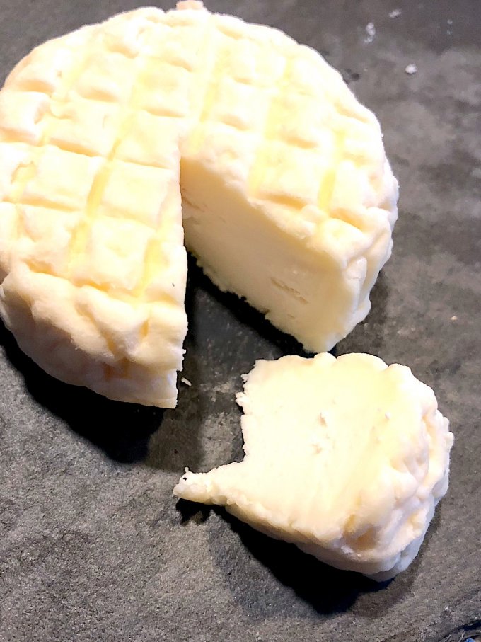 信州の大自然で育まれたチーズ「ココン」