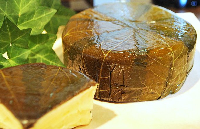 チーズの熟成を知る男のオリジナルチーズ「ユーロアール」のデリス・ドゥ・ブルー