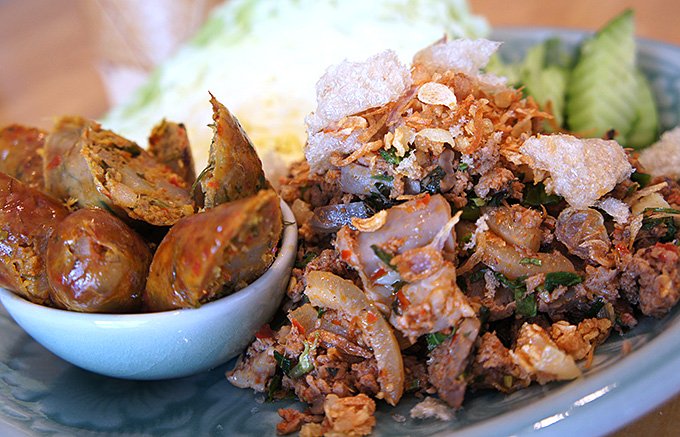 タイ料理が引き立つ、優しいグリーン色の食器　セラドン焼き